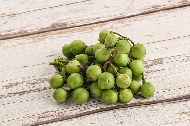 Ruwe rijpe wilde erwtenaubergine