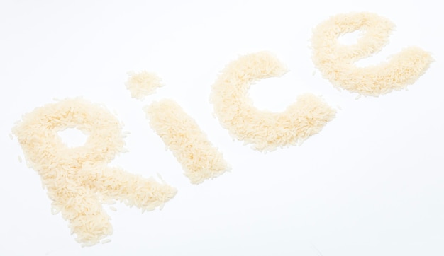 Ruwe rijst op wit oppervlak