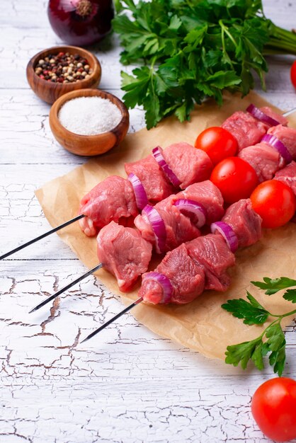 Ruwe shish kebabvleespennen met tomaten