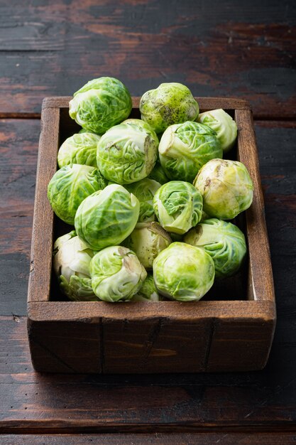 Ruwe spruitjes, op oude houten tafel