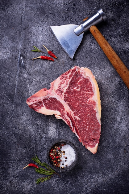 Ruwe T-bone steak met bijl