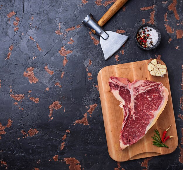 Ruwe T-bone steak met bijl