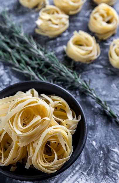 Ruwe tagliatelle en rozemarijn op papier