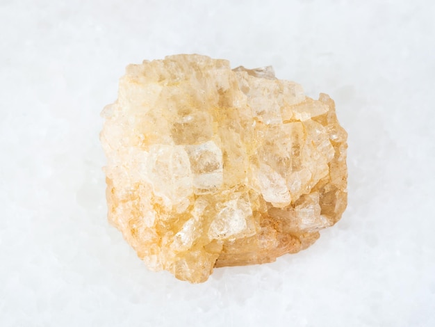 Ruwe Topaz steen op wit