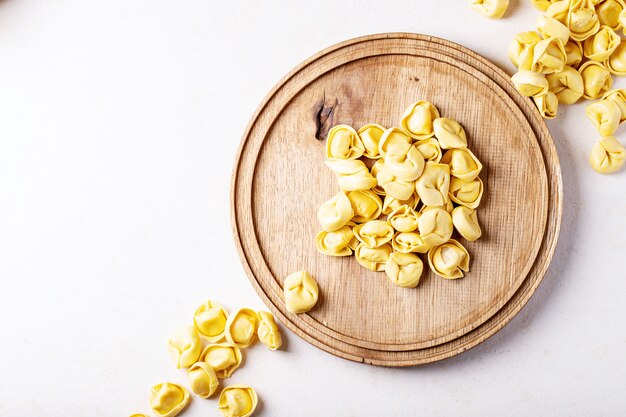 Ruwe traditionele Italliaanse ravioli