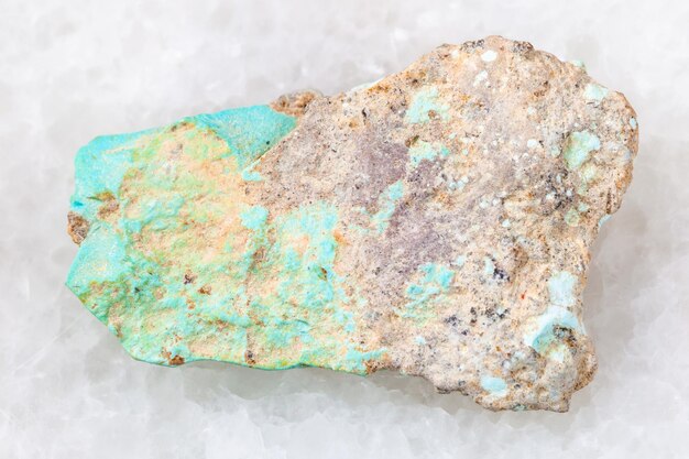 Ruwe Turquoise edelsteen op wit