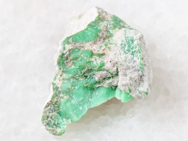 Ruwe Variscite-steen op wit