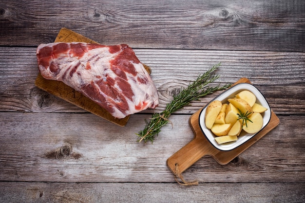 Ruwe varkensvleesribben met kruiden en kruiden klaar voor het koken