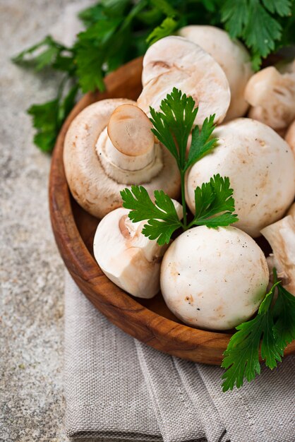 Ruwe verse paddestoelen in een houten kom