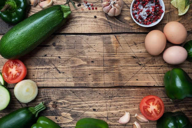 Ruwe verse producten voor het koken van plantaardige omelet op houten