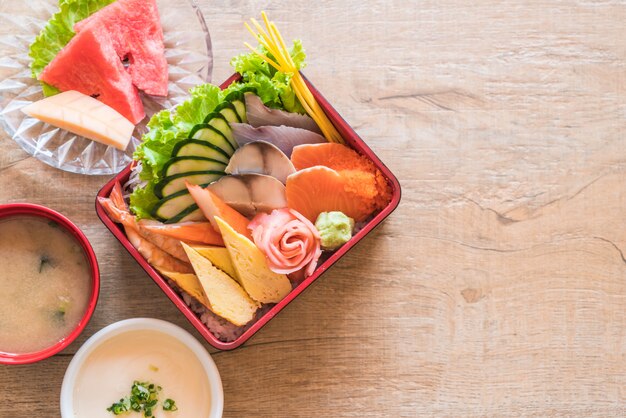 Ruwe verse sashimi met rijst in bentodoos