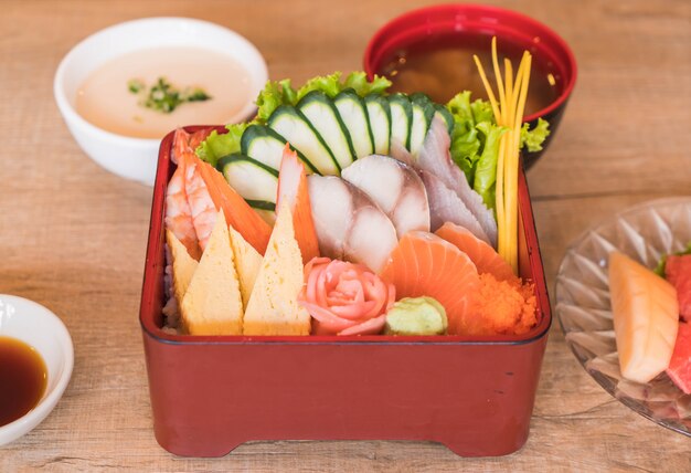 Ruwe verse sashimi met rijst in bentodoos