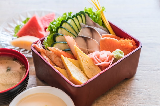 Ruwe verse sashimi met rijst in bentodoos