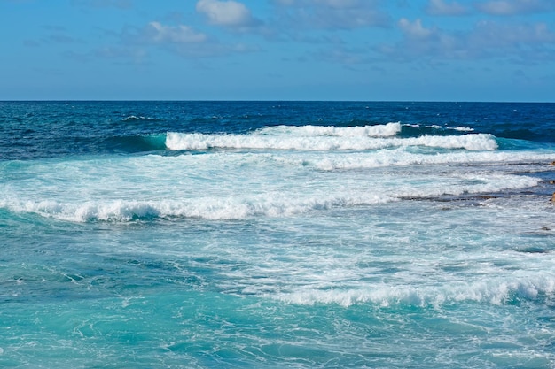 Ruwe zee in Argentiera kust Sardinië