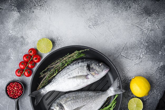 Ruwe zeebrasem of dorado rauwe vis op grillpan met ingrediënten met ruimte voor tekst