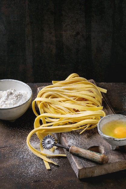 Ruwe zelfgemaakte pasta tagliatelle