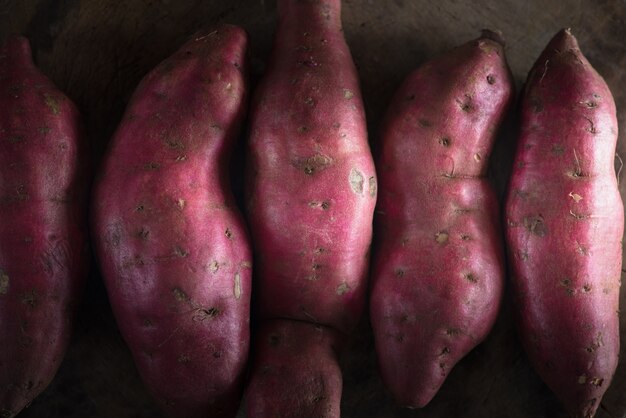 Foto ruwe zoete aardappelen op houten achtergrond