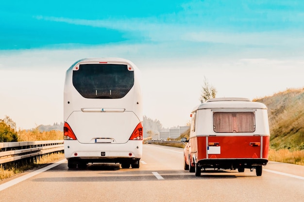 Автомобиль RV Camper и автобус на дороге. Караван и дом на колесах в путешествии по Швейцарии.