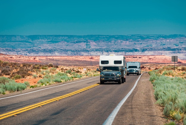 道路車両でアメリカの休日のアメリカ旅行キャンピングカーキャラバンを探索する道路上のRvキャンピングカーバン