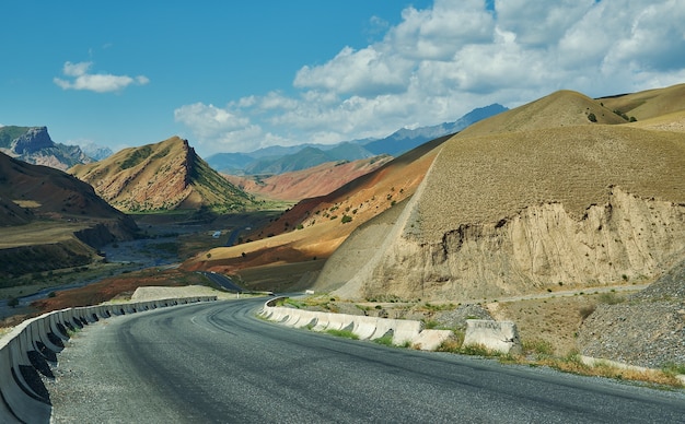 Rver Valleys Gulcha、Pamir Highway、キルギスタン、中央アジア