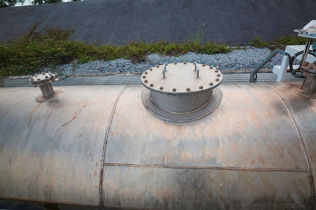 RVS horizontale stalen tanks met apparatuur tank chemische kelder aan de met RVS