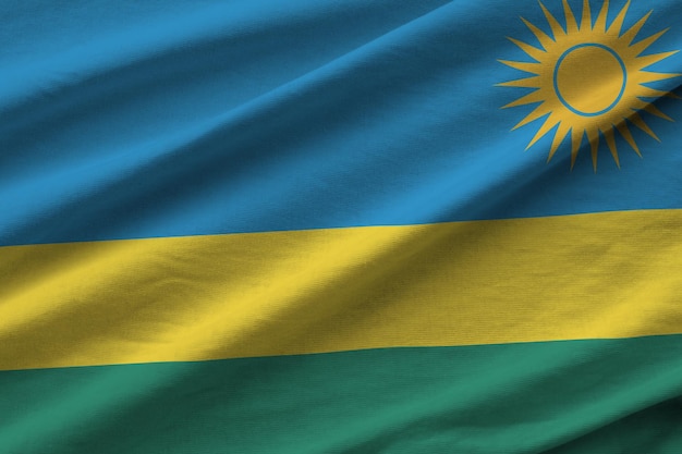 Rwanda-vlag met grote plooien die van dichtbij zwaaien onder het studiolicht binnenshuis de officiële symbolen en c