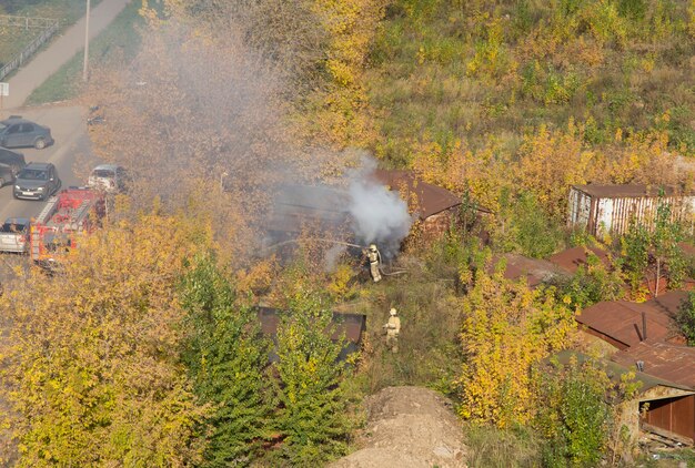 Ryazan Rusland 3 oktober 2021 Brandweerlieden blussen een brand in een verlaten faciliteit