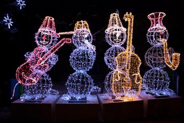 Ryazan Rusland December sneeuwmannen met muziekinstrumenten Kerstverlichting