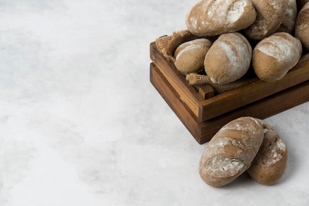 Photo rye black bread composition on white background in wooden box collection