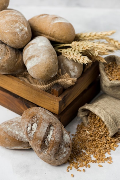 Foto composizione di pane nero di segale su sfondo bianco nella collezione di scatole di legno