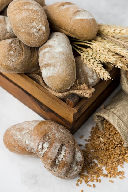 Photo rye black bread composition on white background in wooden box collection