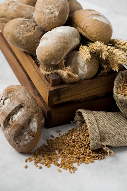 Photo rye black bread composition on white background in wooden box collection