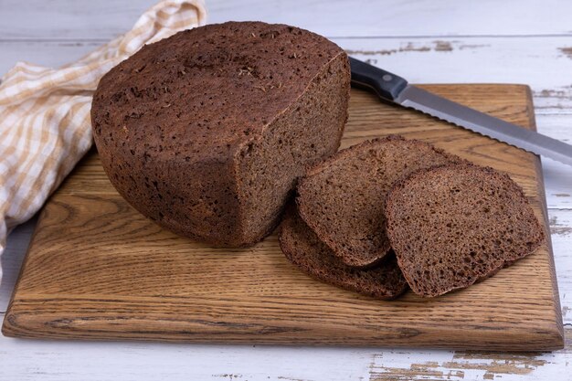 사진 로이 보로디노 보로딘스키  (rye borodino borodinskiy bread) 은 나무판에 질이 어져 있는 질을 가진 집에서 만든 이다.