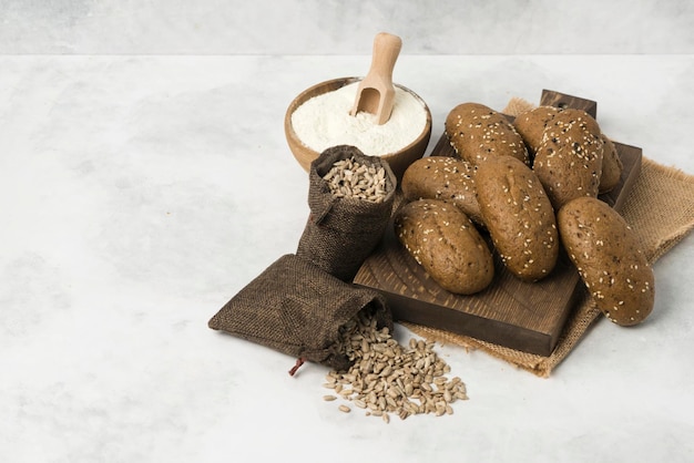 Foto composizione di pane di segale su sfondo bianco