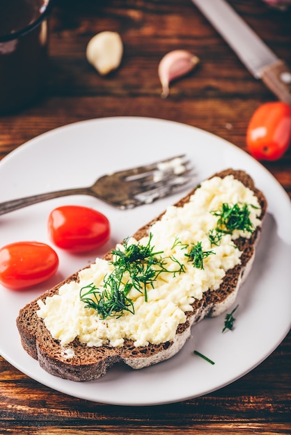 Тост из ржаного хлеба с плавленым сыром, чесноком и укропом