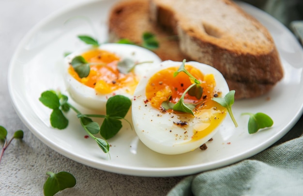 Rye bread with boiled egg