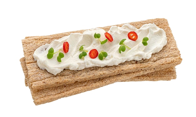 Ржаные хрустящие хлебцы со сливочным сыром на белом фоне с обтравочной дорожкой