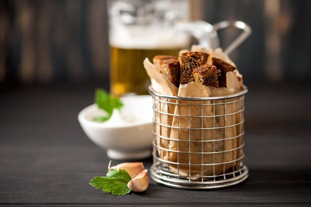 Photo rye croutons with dill