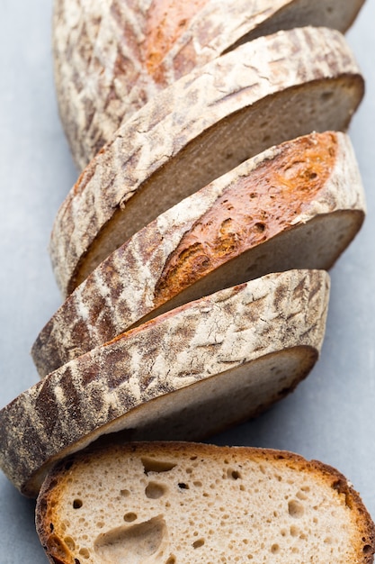 Photo rye fresh bread on he gray background.