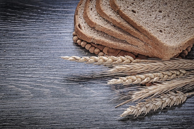 Ржаные колосья пшеницы, нарезанный хлеб, еда и концепция напитков