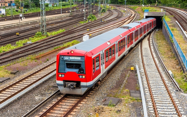 Treno della s-bahn nella stazione hamburg hauptbahnhof