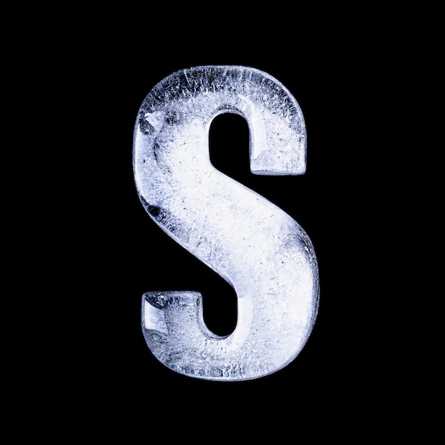 S Замерзшая вода в форме алфавита на черном фоне