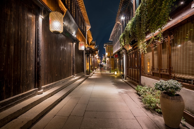 's nachts, de straten van de oude stad zhouzhuang, suzhou, china