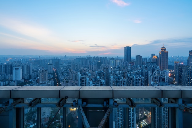 'S Nachts een panoramisch uitzicht over de stad op het dak van Chongqing, China