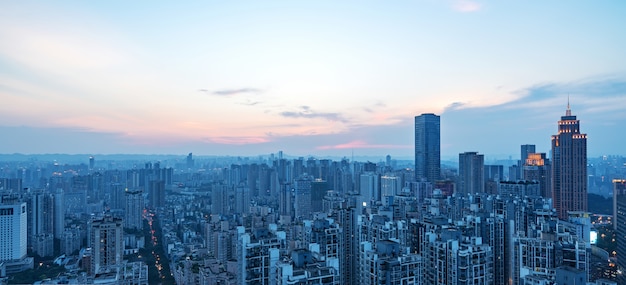 'S Nachts een prachtig panoramisch uitzicht over de stad in Chongqing, China