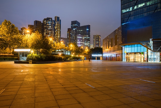 'S Nachts liggen moderne stadsgebouwen en pleinen in het financiële centrum van Qingdao, China.