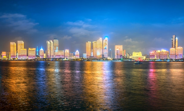 'S Nachts staat de Lighting Show op de skyline van de stad, Qingdao, China