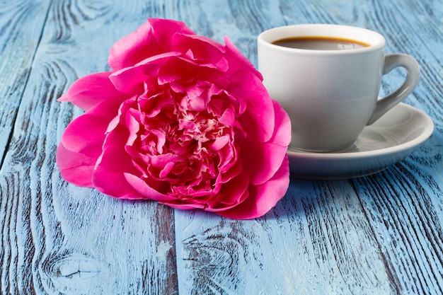 'S ochtends koffie en mooie roze pioenroos bloem