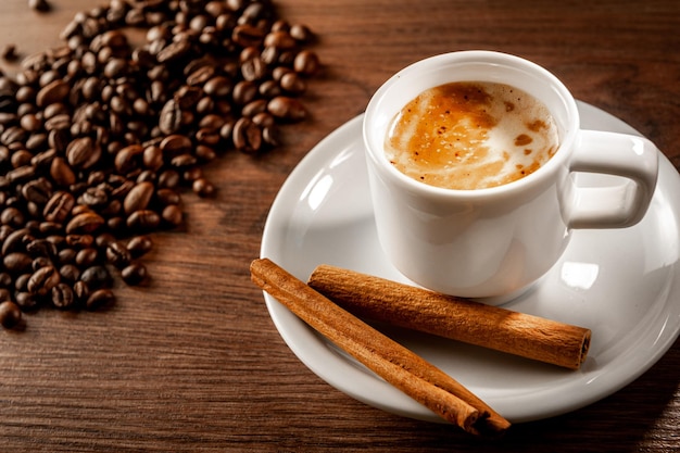 'S ochtends koffie Koffiekopje kaneel en koffiebonen op houten achtergrond Top view