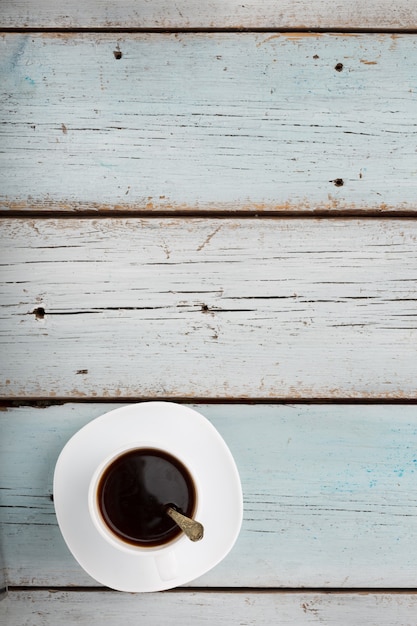 'S ochtends koffiekopje op blauwe houten achtergrond